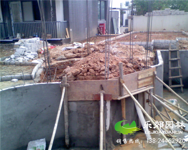 别墅1.5米深鱼池施工图片